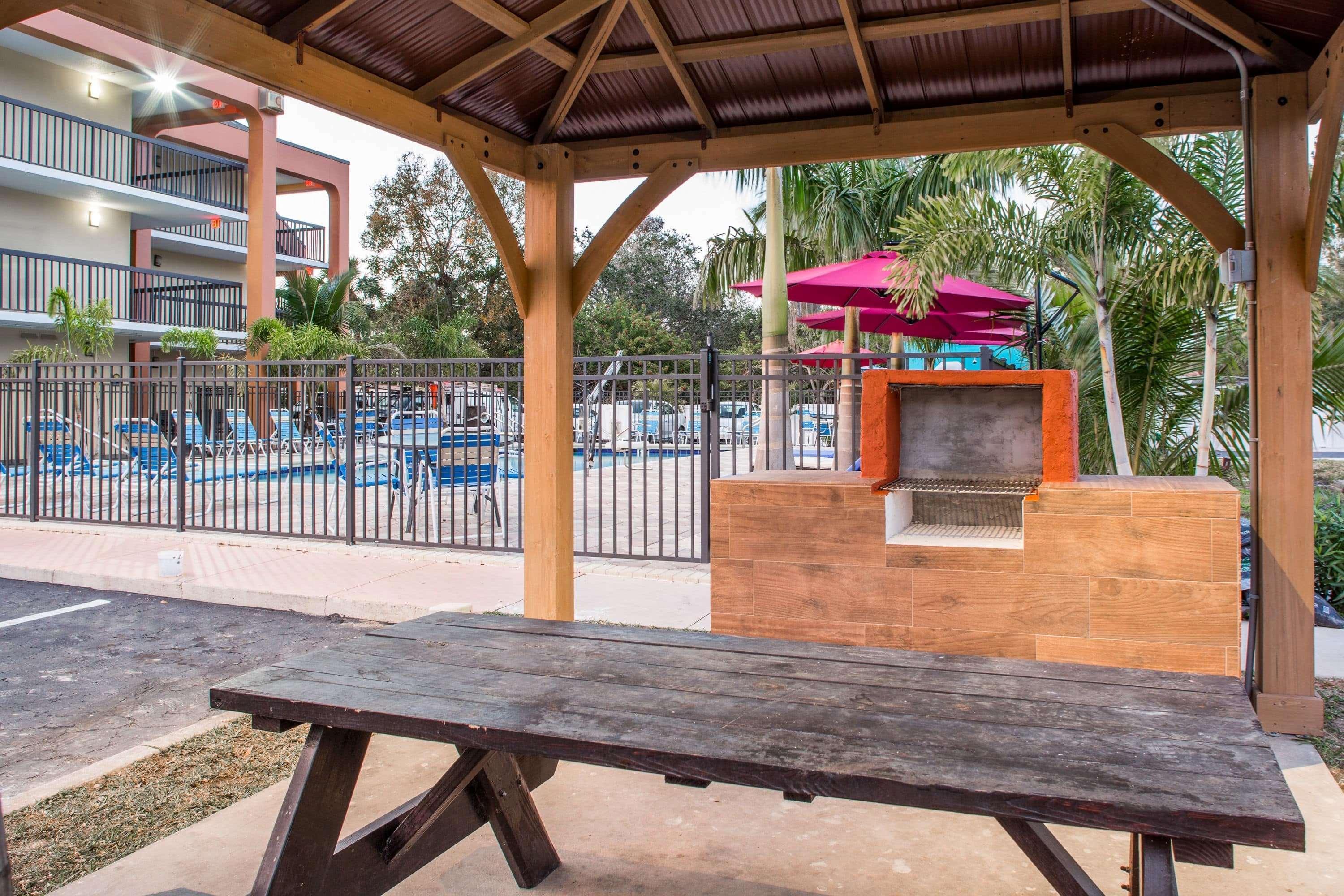 Days Inn By Wyndham Sarasota Bay Exterior photo